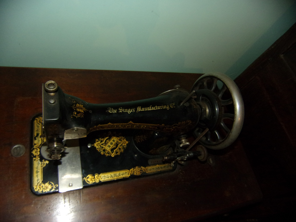 Singer Sewing Machine, With Cabinet, 20th Century.-photo-3