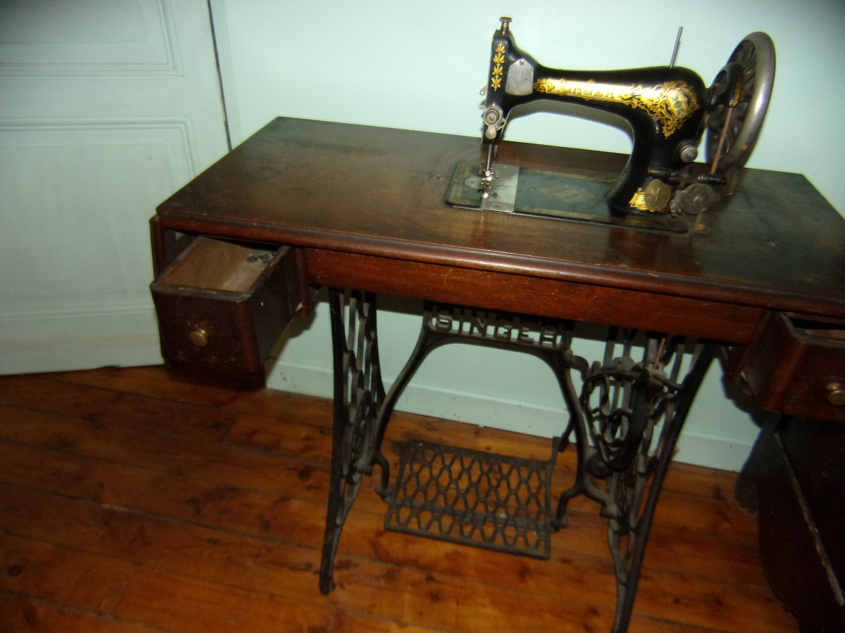 Singer Sewing Machine, With Cabinet, 20th Century.-photo-1