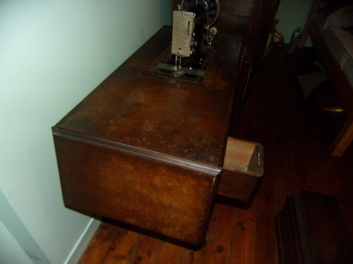 Singer Sewing Machine, With Cabinet, 20th Century.-photo-3