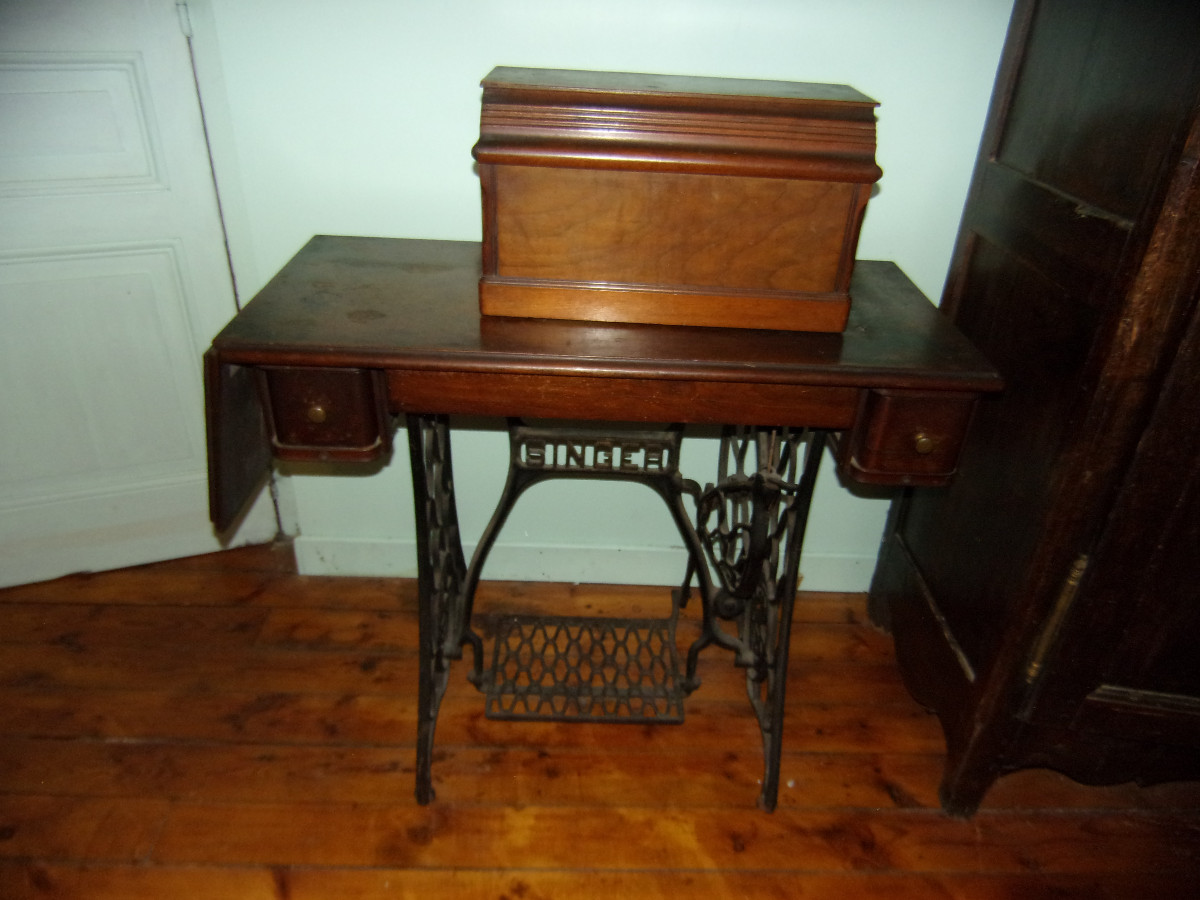 Singer Sewing Machine, With Cabinet, 20th Century.-photo-5