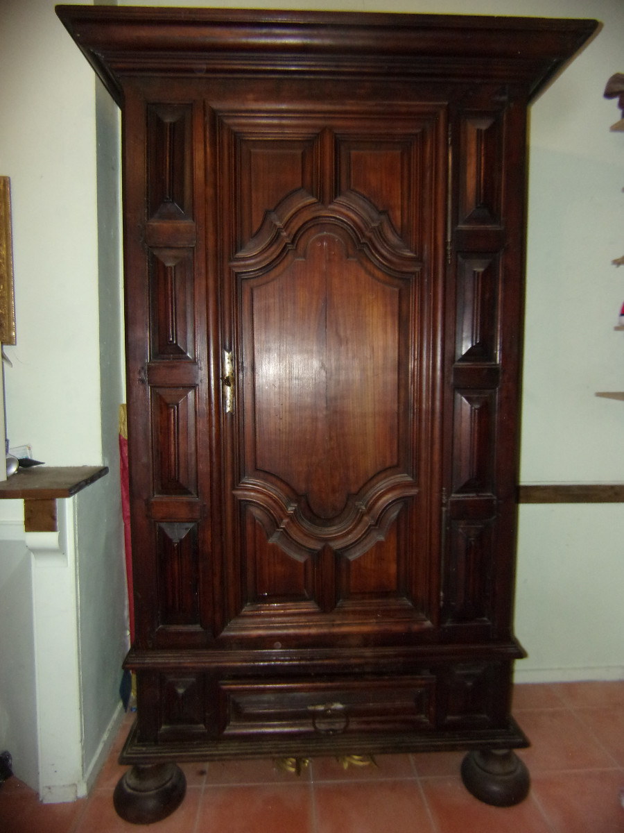 Armoire, Bonnetière en bois en bois massif époque fin 18 ème.