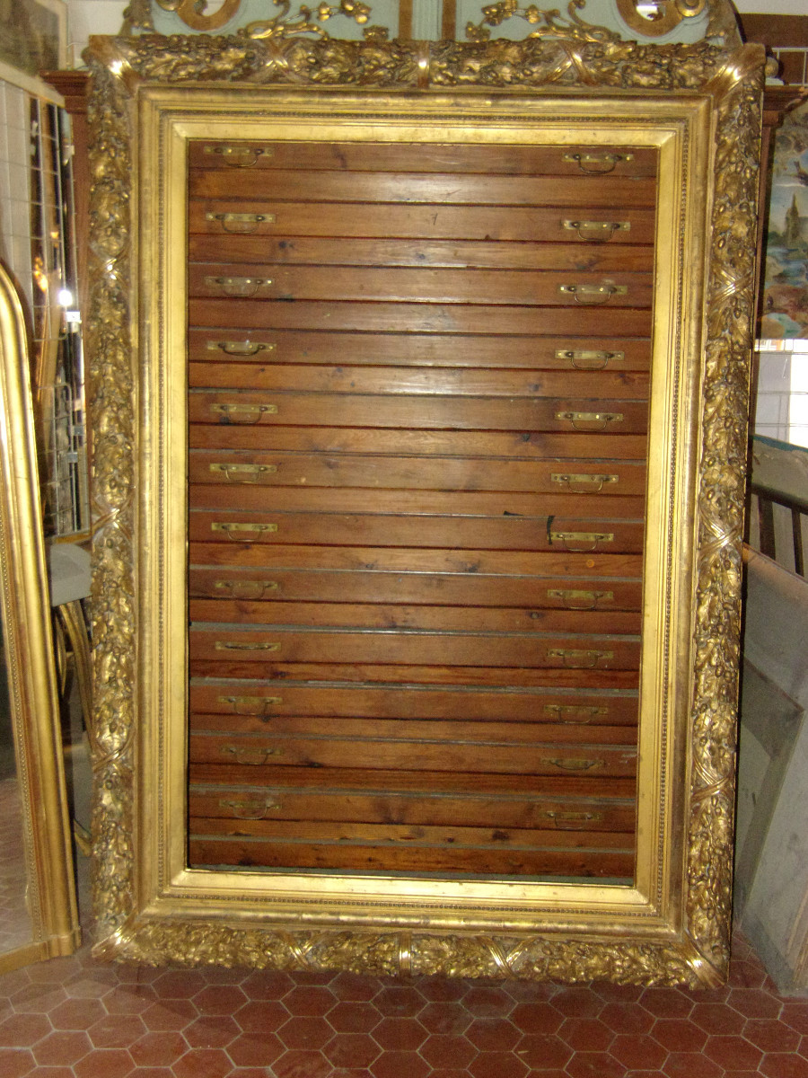 Très grand et important cadre époque 19ème, en bois doré.