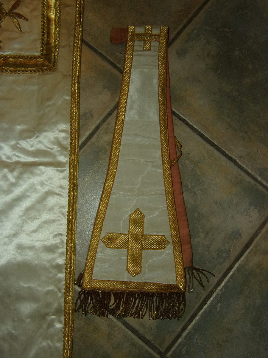 Chasuble en soie  brodée, avec Etole et Manipule, époque fin 19ème.-photo-2