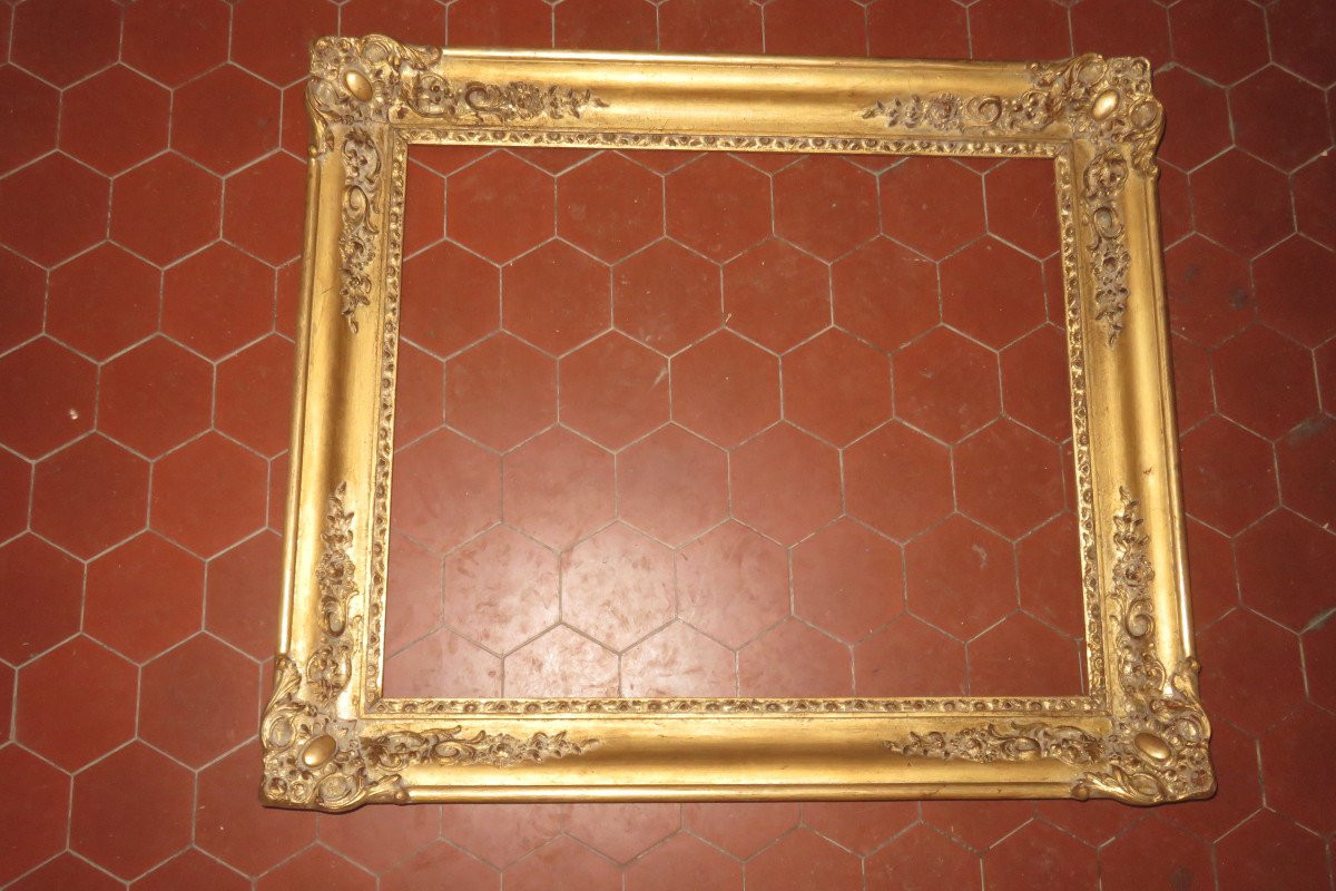 Cadre époque 19ème, en bois doré.