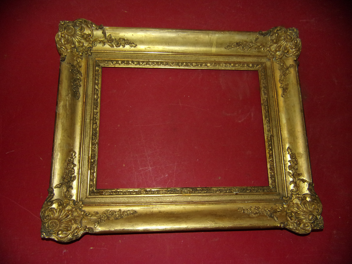 Cadre époque 19ème, en bois doré.