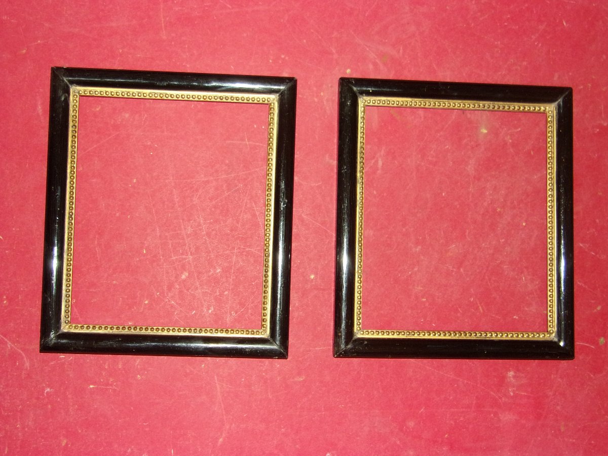 Paire de cadres époque 19ème, en bois doré et noir.