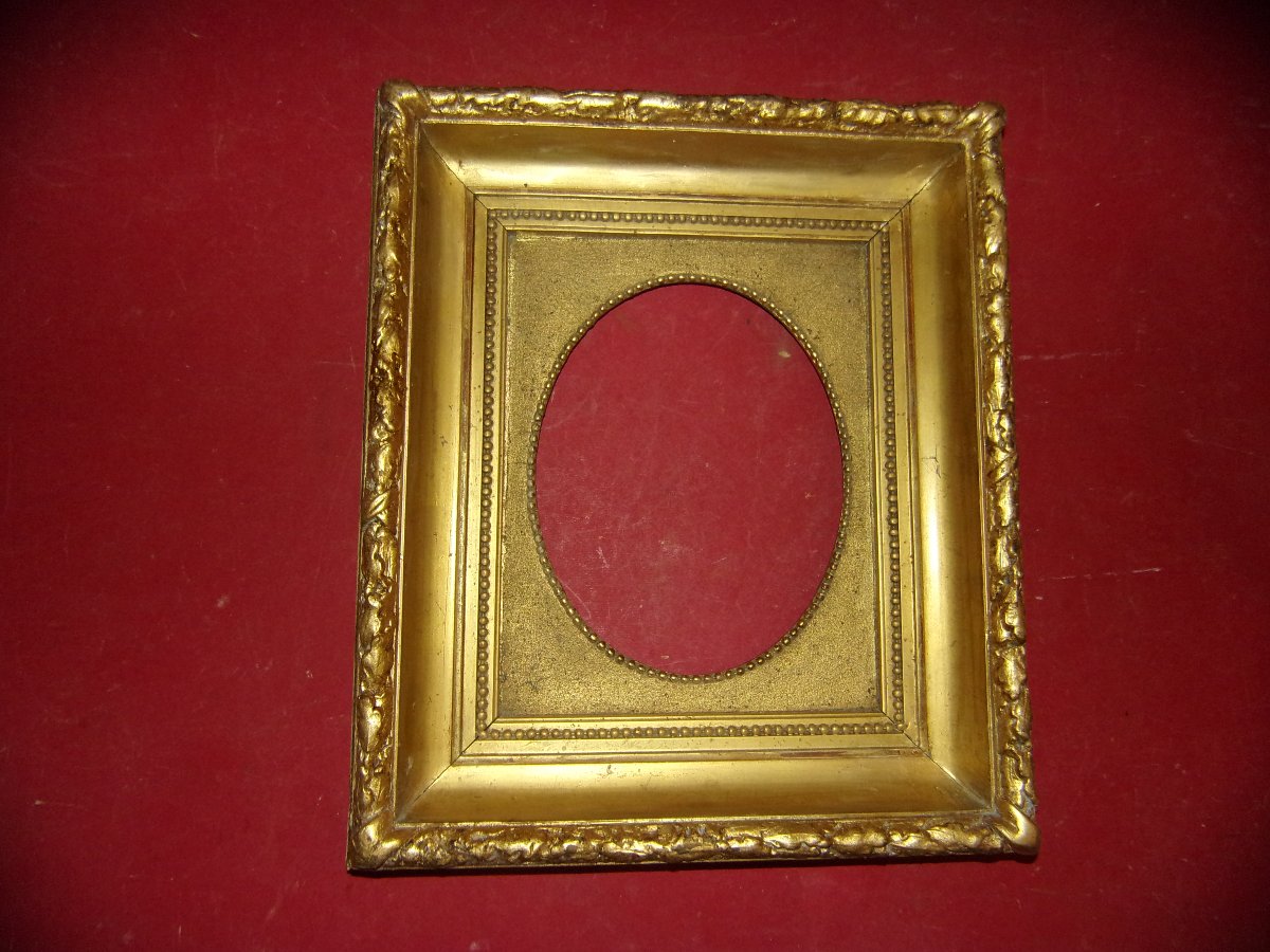 Cadre époque 19ème, en bois doré.