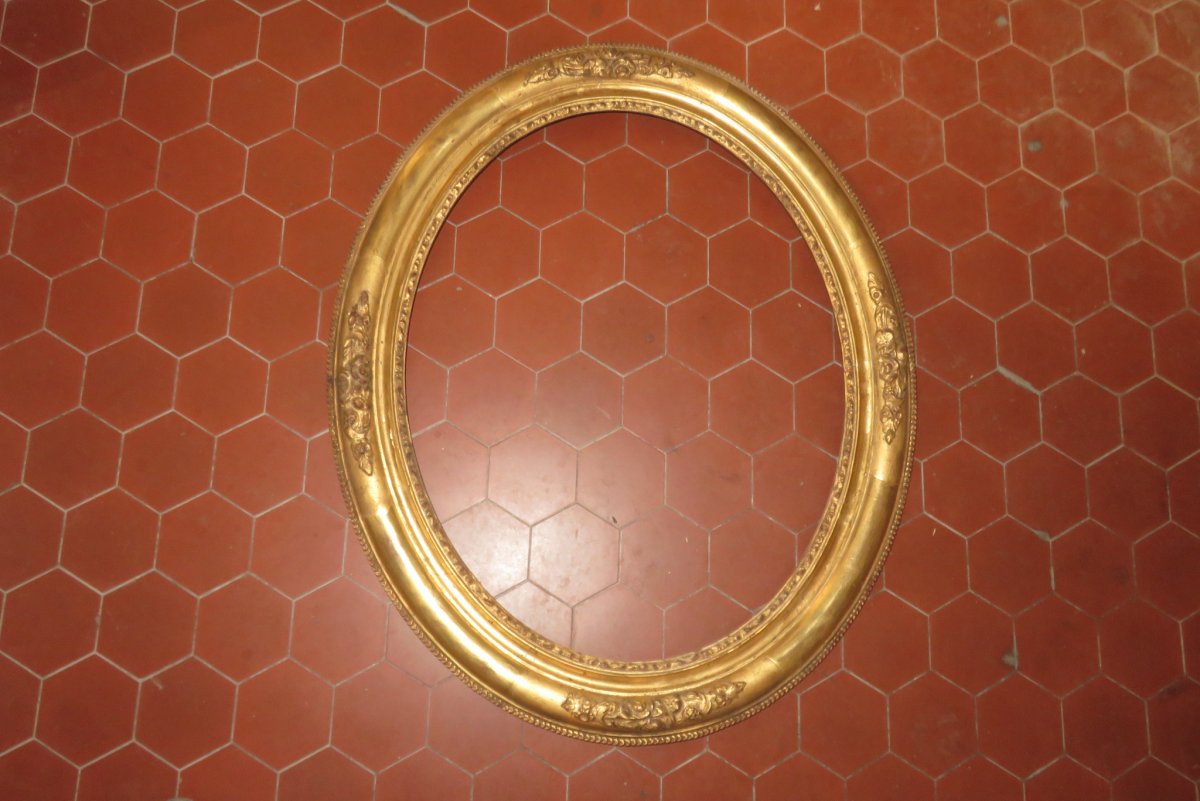 Oval Frame, Golden Wood, 19th Time.