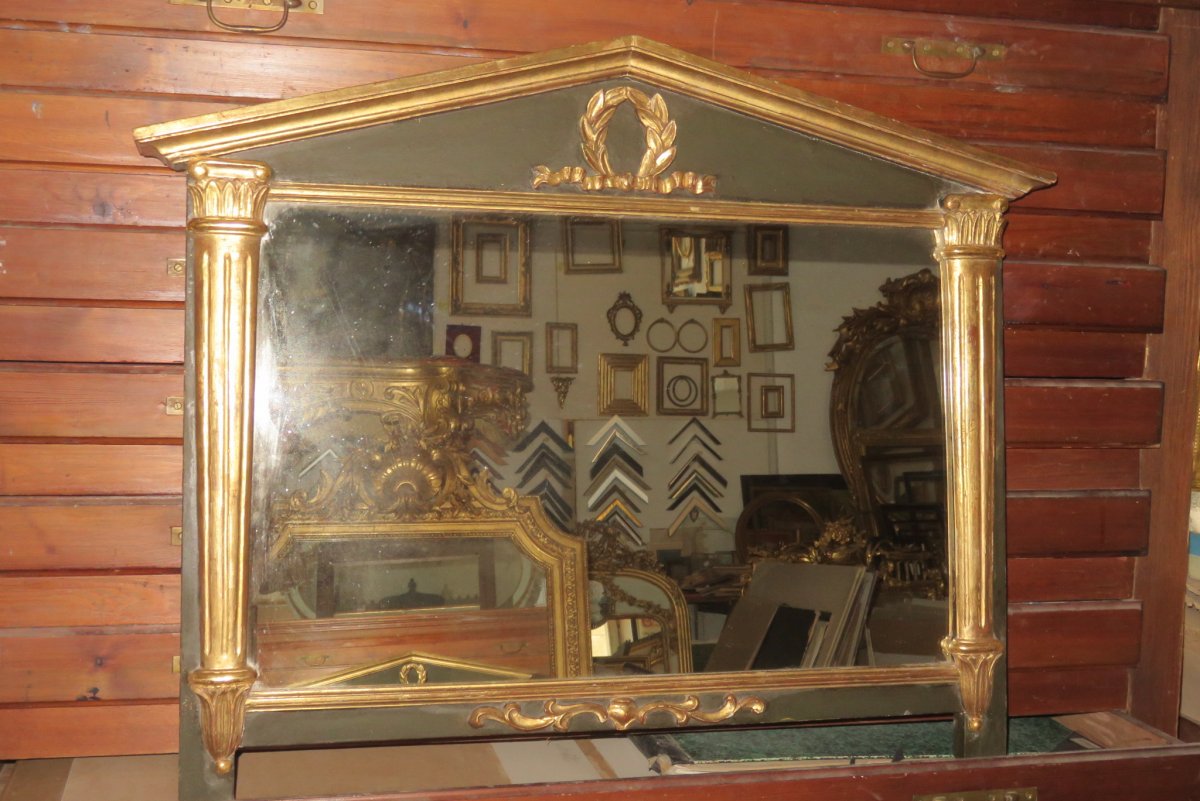 Miroir à Chapiteau En Bois Peint Et Doré , époque 19ème.