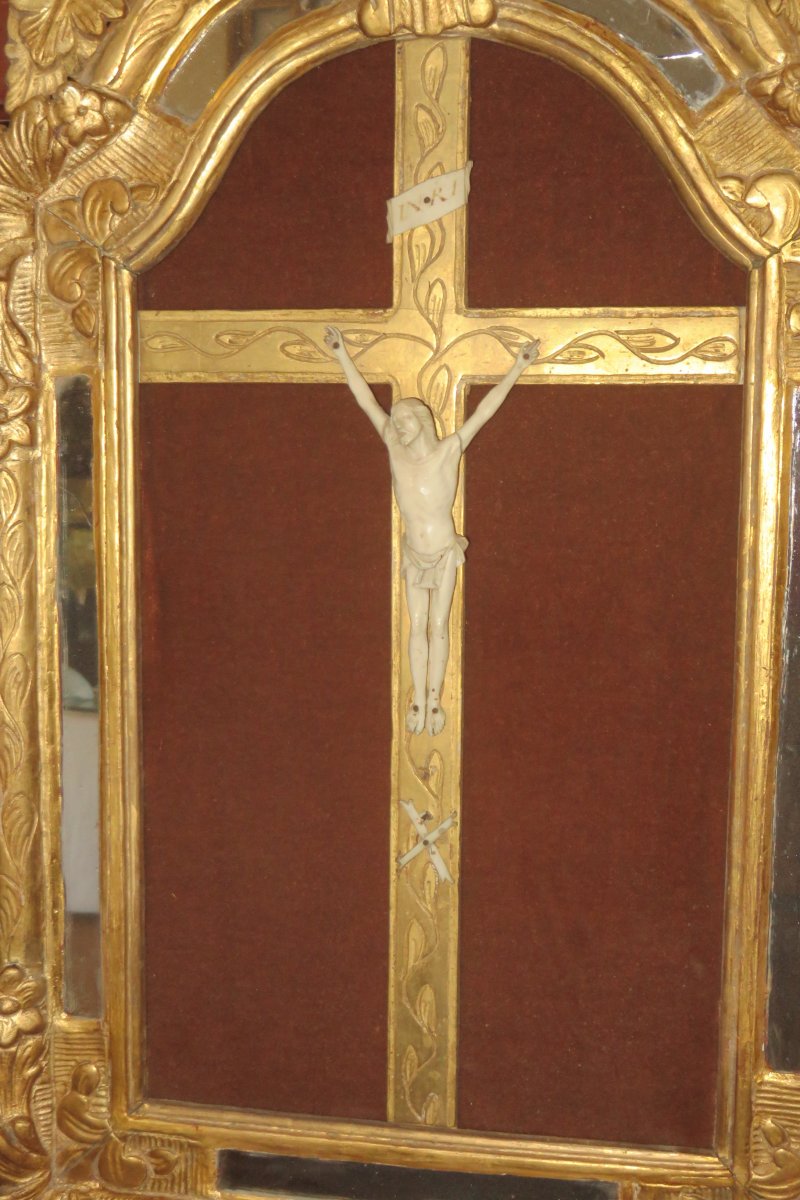 Christ En Ivoire Avec Son Cadre en bois doré,  époque  Début 18ème.-photo-3
