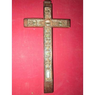 Une Croix Reliquaire Avec Paperolles, époque 18ème.