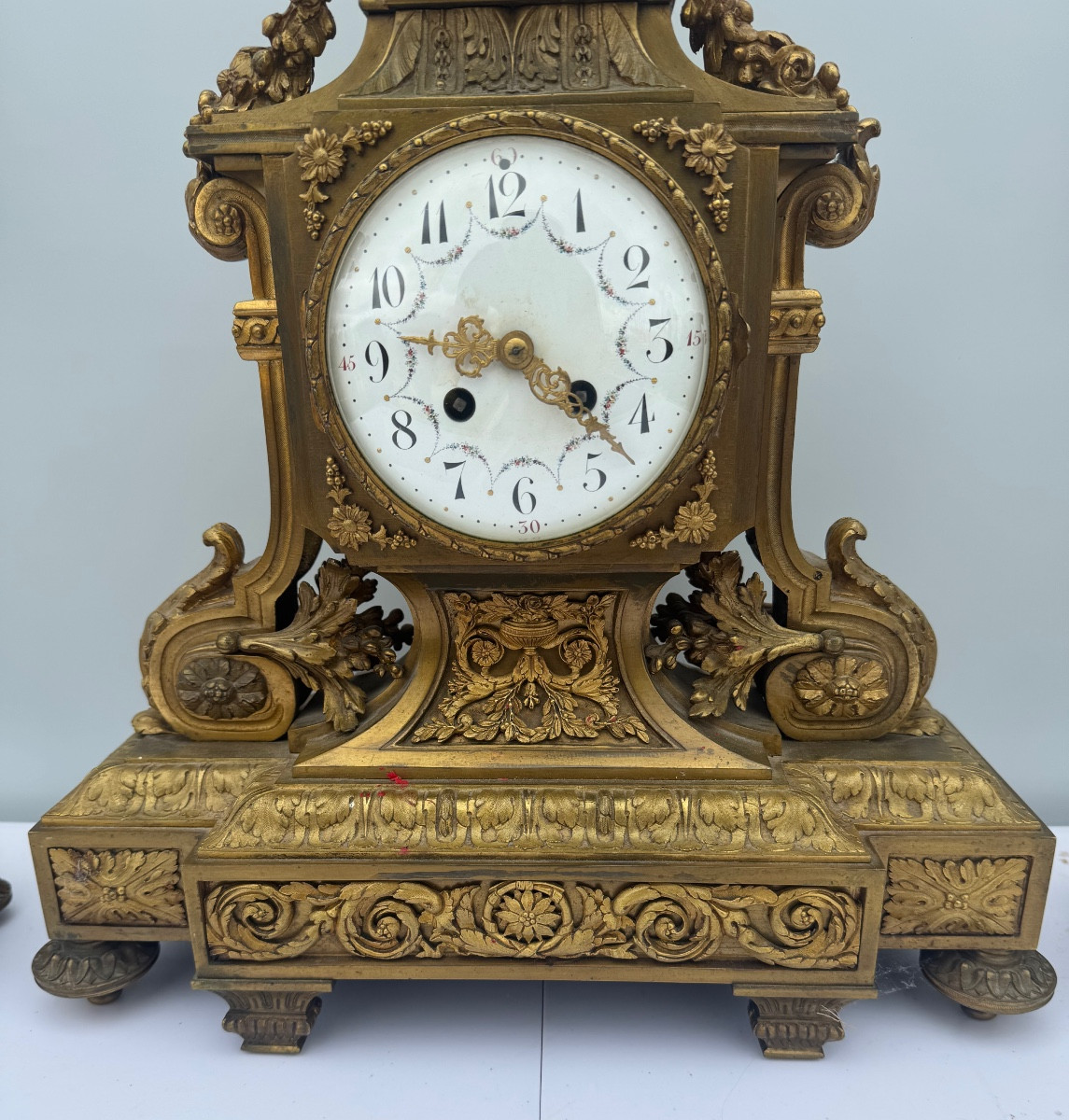 Garniture de cheminée en bronze ciselé et doré – Pendule et deux candélabres de style Louis XVI-photo-4