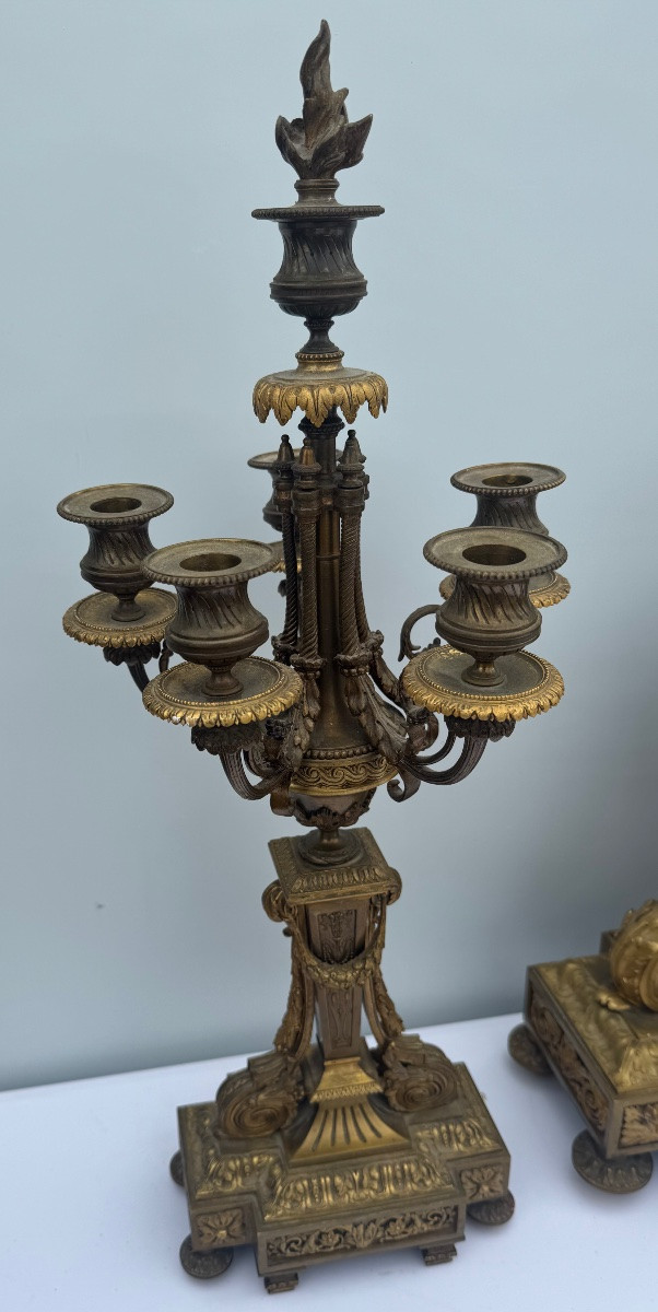 Garniture de cheminée en bronze ciselé et doré – Pendule et deux candélabres de style Louis XVI-photo-4