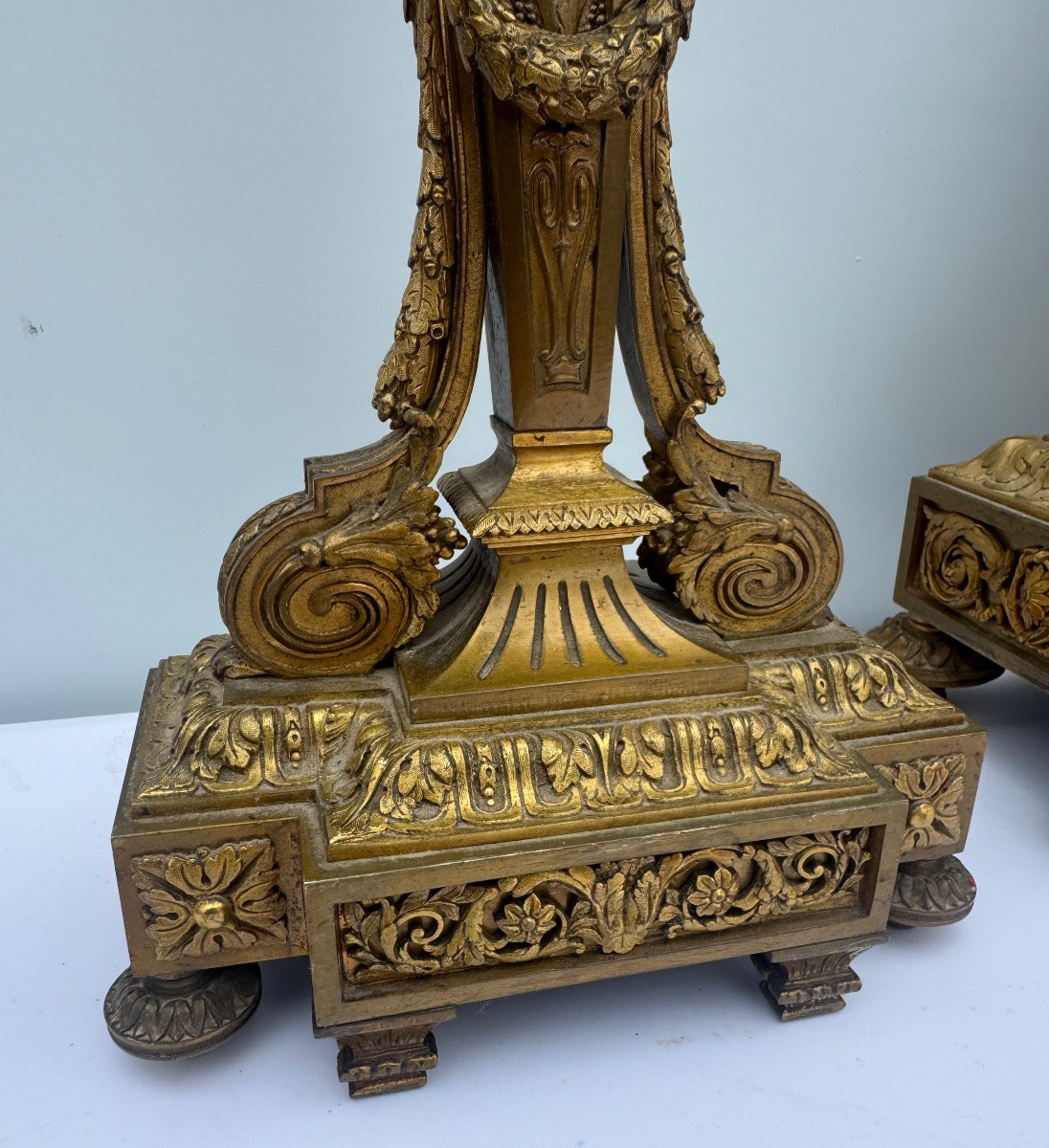 Garniture de cheminée en bronze ciselé et doré – Pendule et deux candélabres de style Louis XVI-photo-5