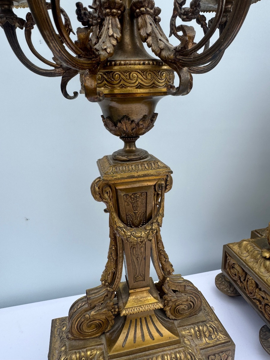 Garniture de cheminée en bronze ciselé et doré – Pendule et deux candélabres de style Louis XVI-photo-6