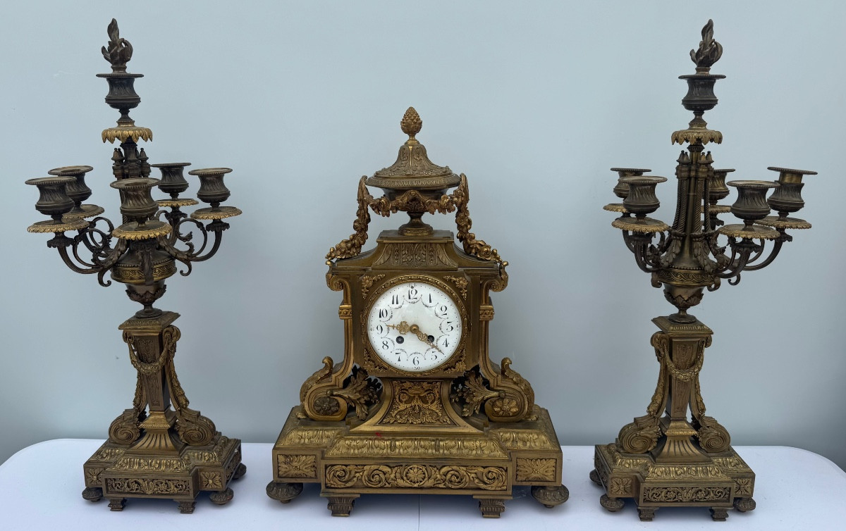Garniture de cheminée en bronze ciselé et doré – Pendule et deux candélabres de style Louis XVI