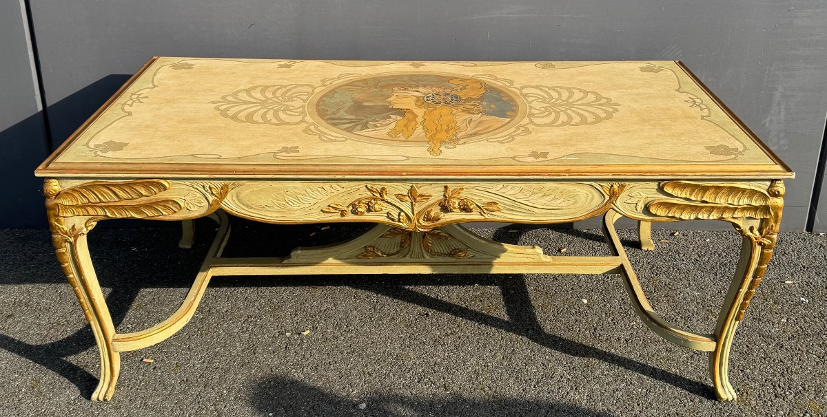 Table basse Art Nouveau dans le goût d’Alphonse Mucha