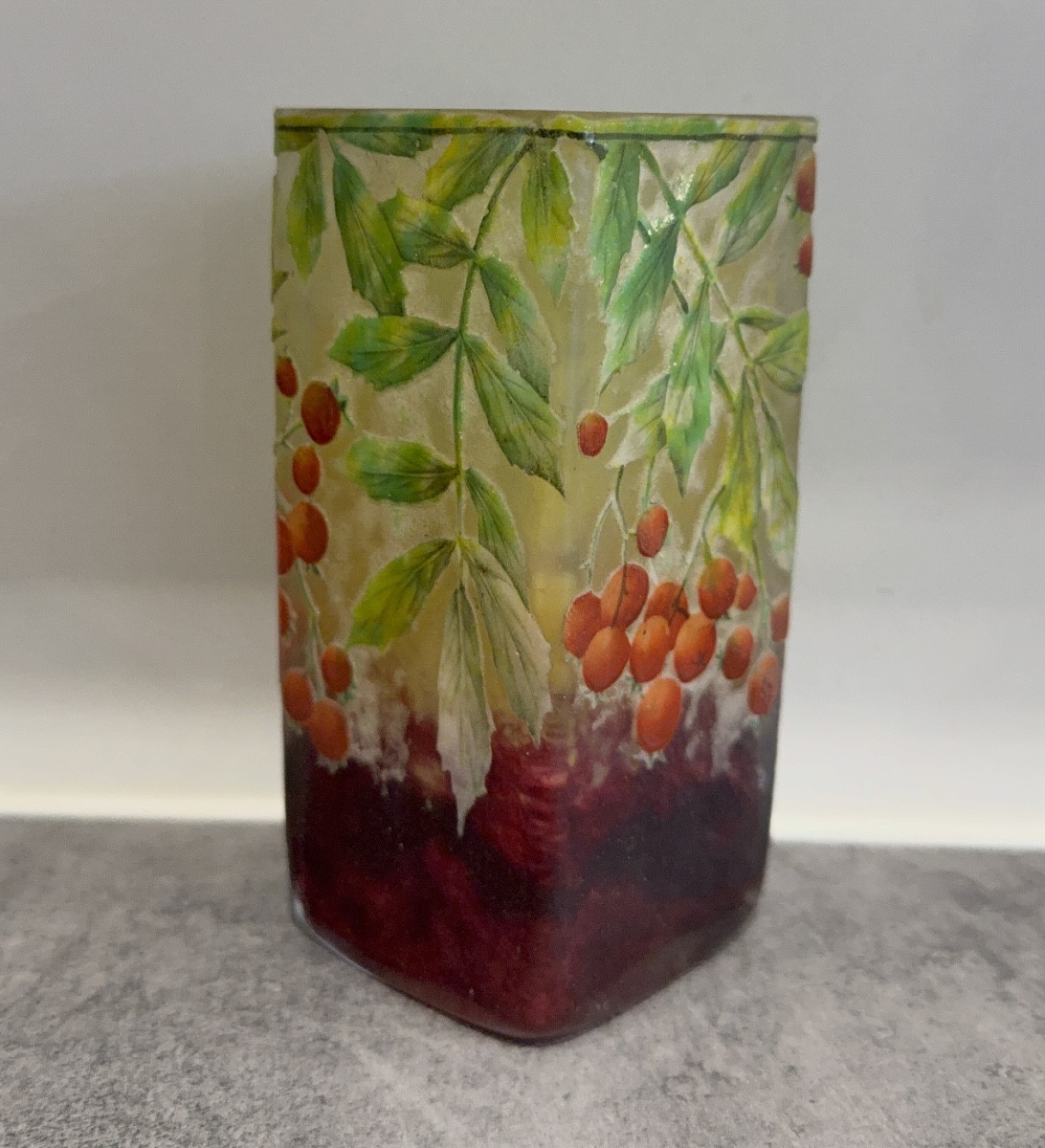 Petit vase en pâte de verre émaillée signé Daum