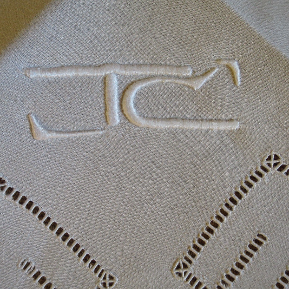 12 serviettes anciennes en fil de lin brodées du jour de Venise, monogrammées JC vers 1930-photo-3
