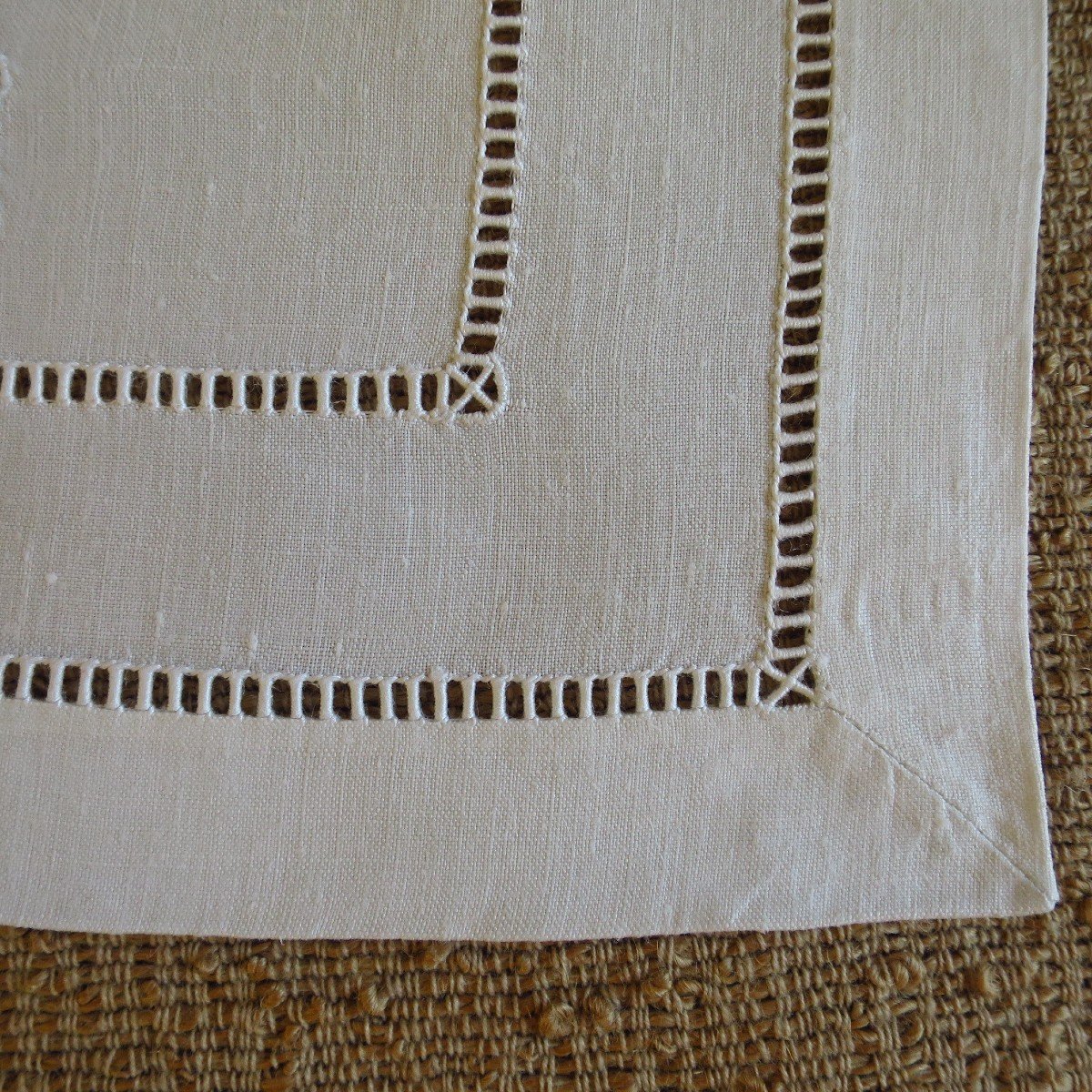 12 serviettes anciennes en fil de lin brodées du jour de Venise, monogrammées JC vers 1930-photo-2