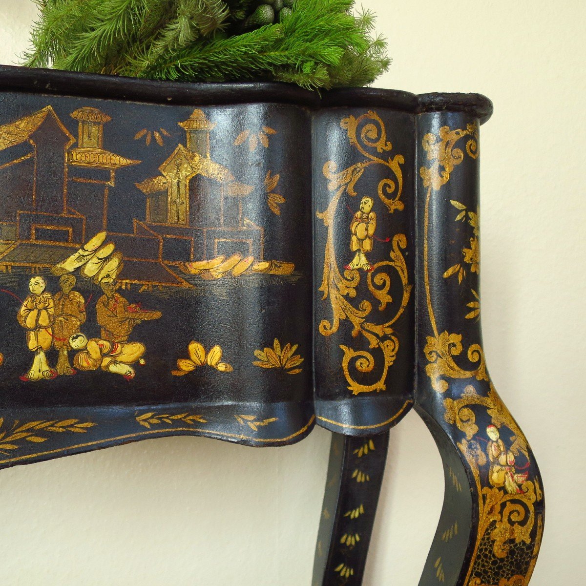 Jardinière d'apparat Napoléon III à décor de chinois, galbée en bois laquée-photo-3