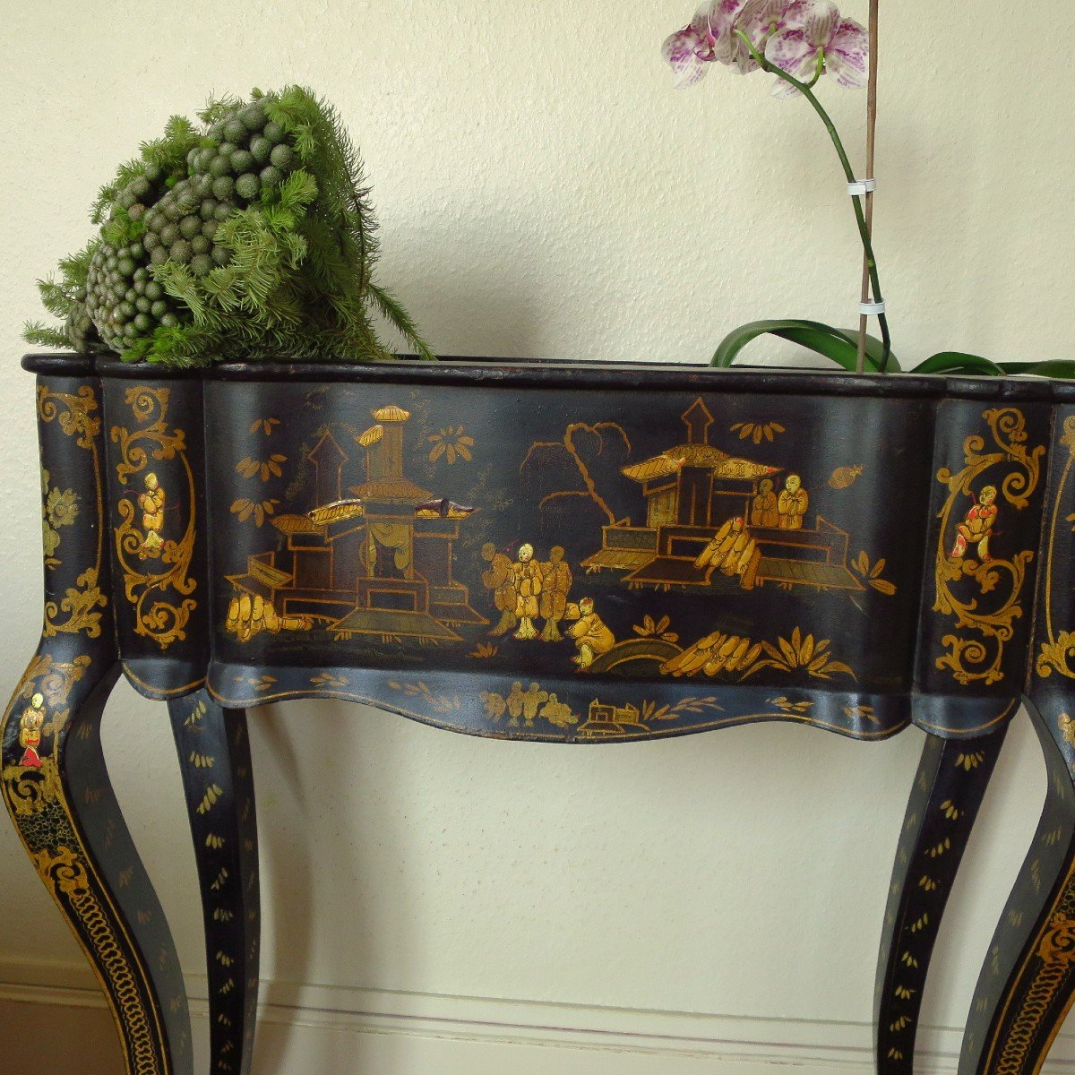 Jardinière d'apparat Napoléon III à décor de chinois, galbée en bois laquée-photo-1