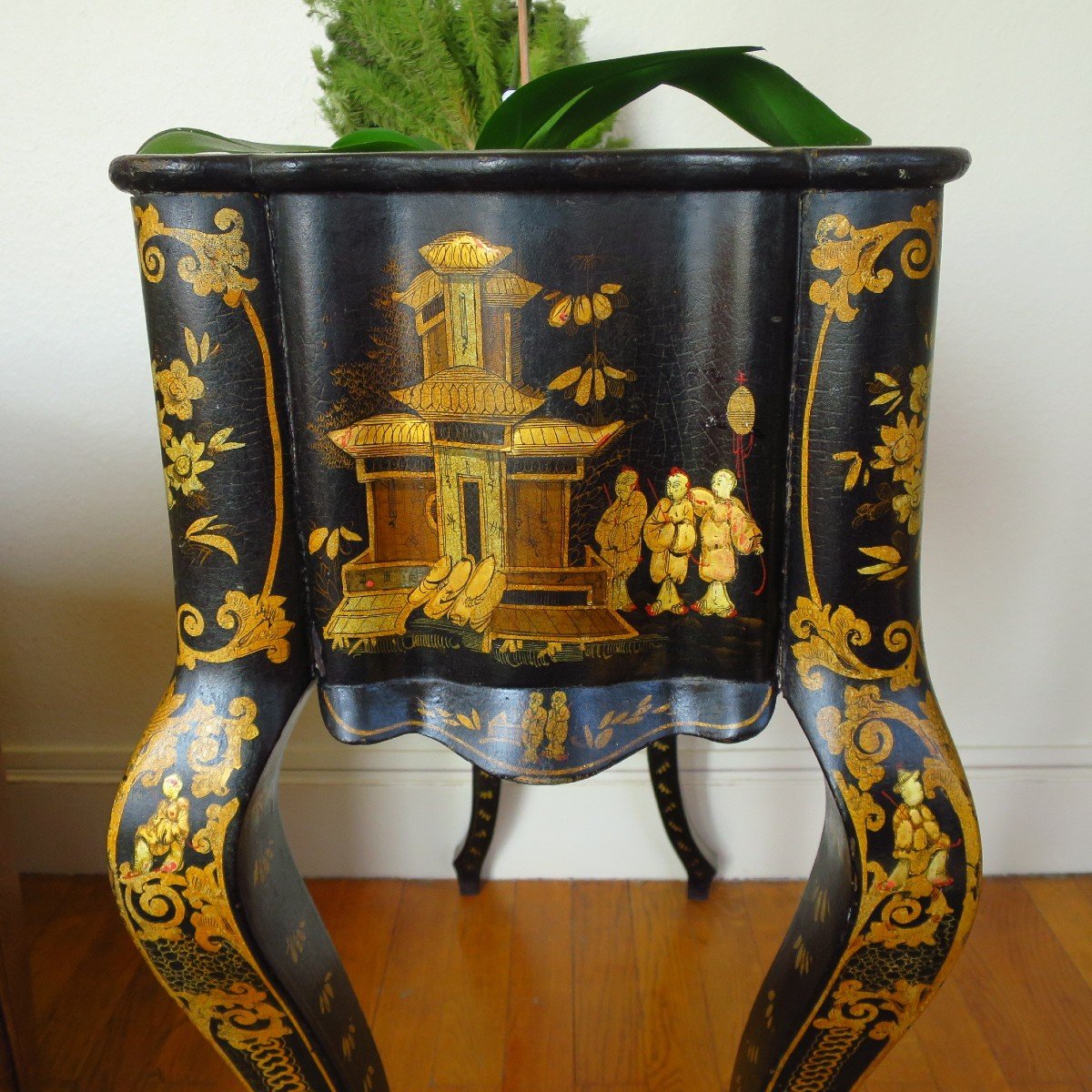 Jardinière d'apparat Napoléon III à décor de chinois, galbée en bois laquée-photo-2