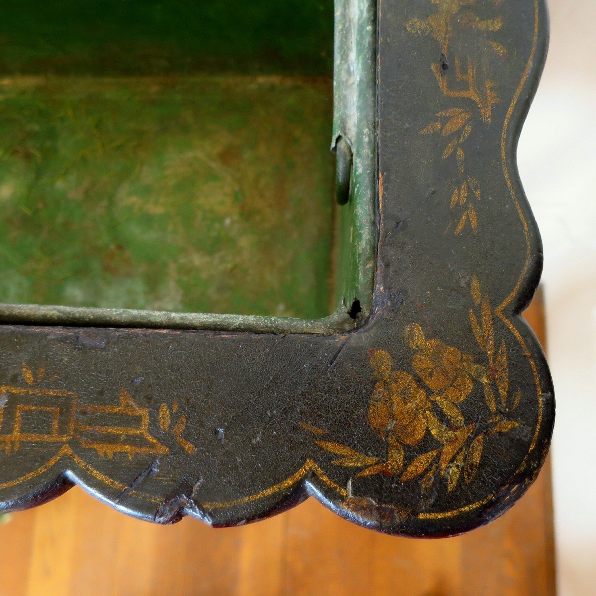 Jardinière d'apparat Napoléon III à décor de chinois, galbée en bois laquée-photo-7