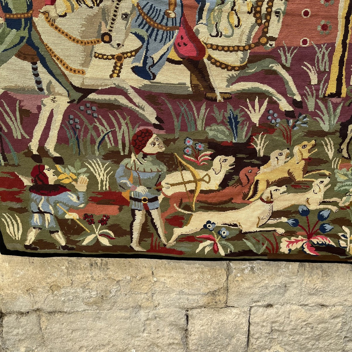 Tapisserie "chasse au sanglier", style troubadour, au gros point, circa 1950-photo-3