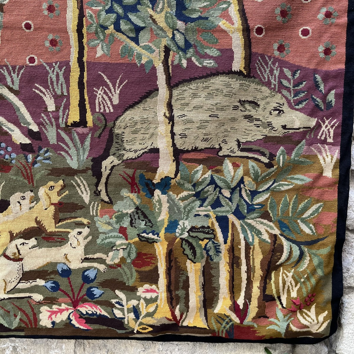 Tapisserie "chasse au sanglier", style troubadour, au gros point, circa 1950-photo-4