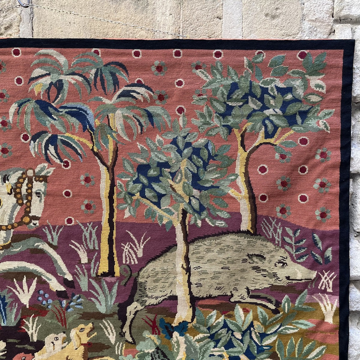 Tapisserie "chasse au sanglier", style troubadour, au gros point, circa 1950-photo-7