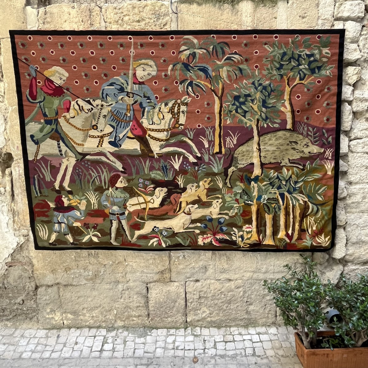 Tapisserie "chasse au sanglier", style troubadour, au gros point, circa 1950