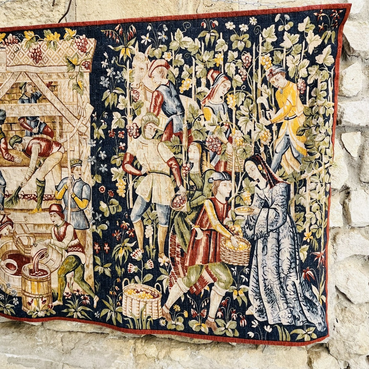 Tapisserie " Les vendanges " de la manufacture Robert Four à Aubusson, de style médiéval -photo-3