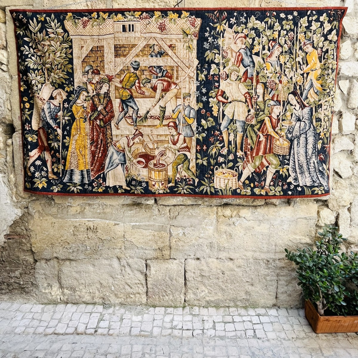 Tapisserie " Les vendanges " de la manufacture Robert Four à Aubusson, de style médiéval 