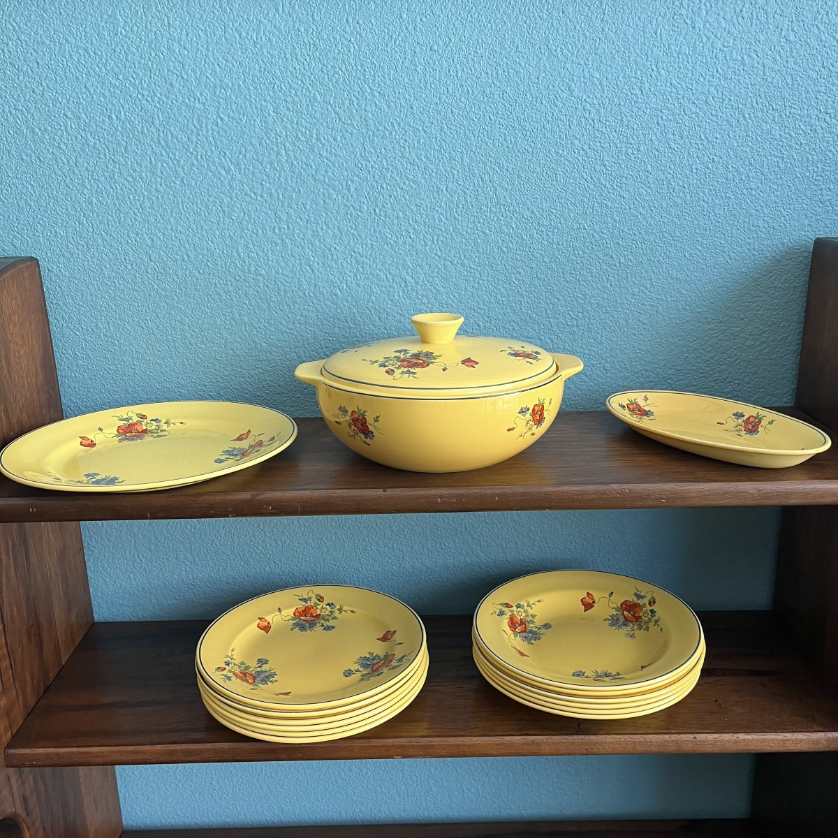 Service de table de Salins aux coquelicots, modèle Jaune, 15  pièces vers 1950