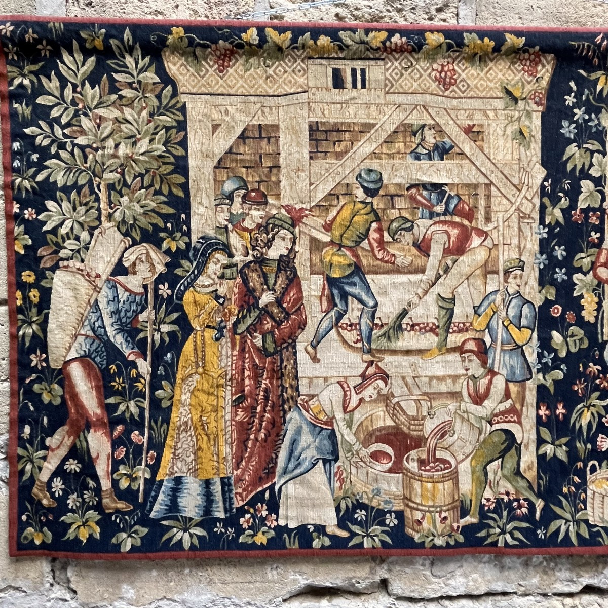 Tapisserie "Les vignerons" de la manufacture Robert Four à Aubusson -photo-2