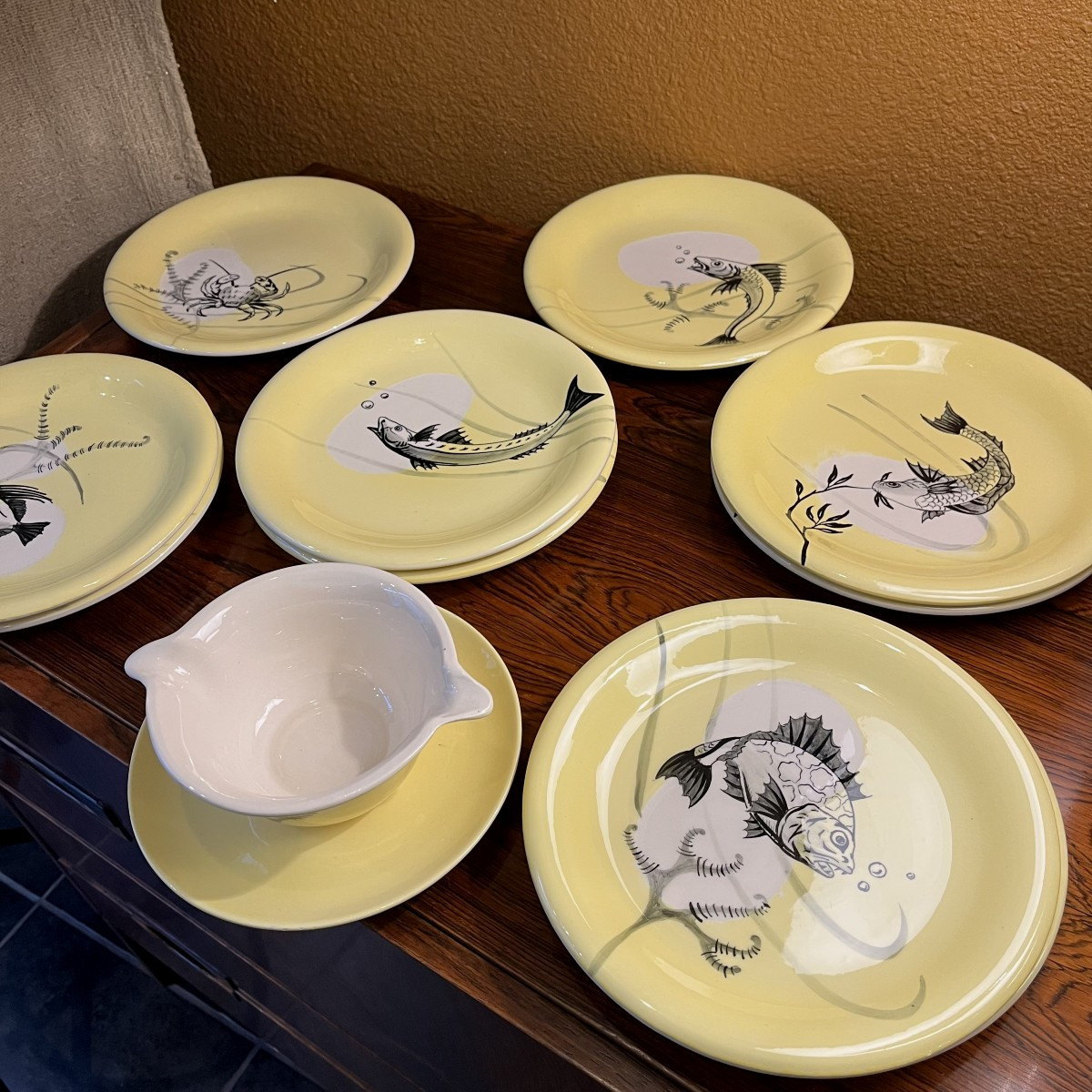 Série de 10 assiettes et une saucière Sainte Radegonde aux poissons et crustacés vers 1950-photo-2