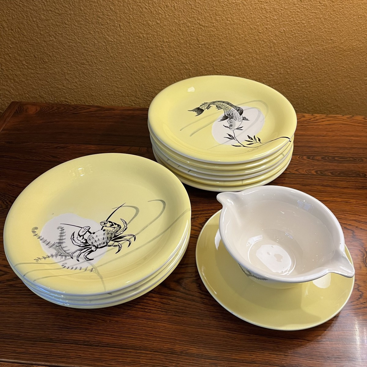 Série de 10 assiettes et une saucière Sainte Radegonde aux poissons et crustacés vers 1950