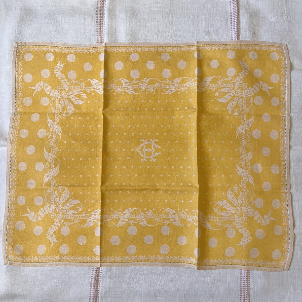 8 serviettes en lin damassé jaune monogrammées CH, début XXe siècle -photo-2
