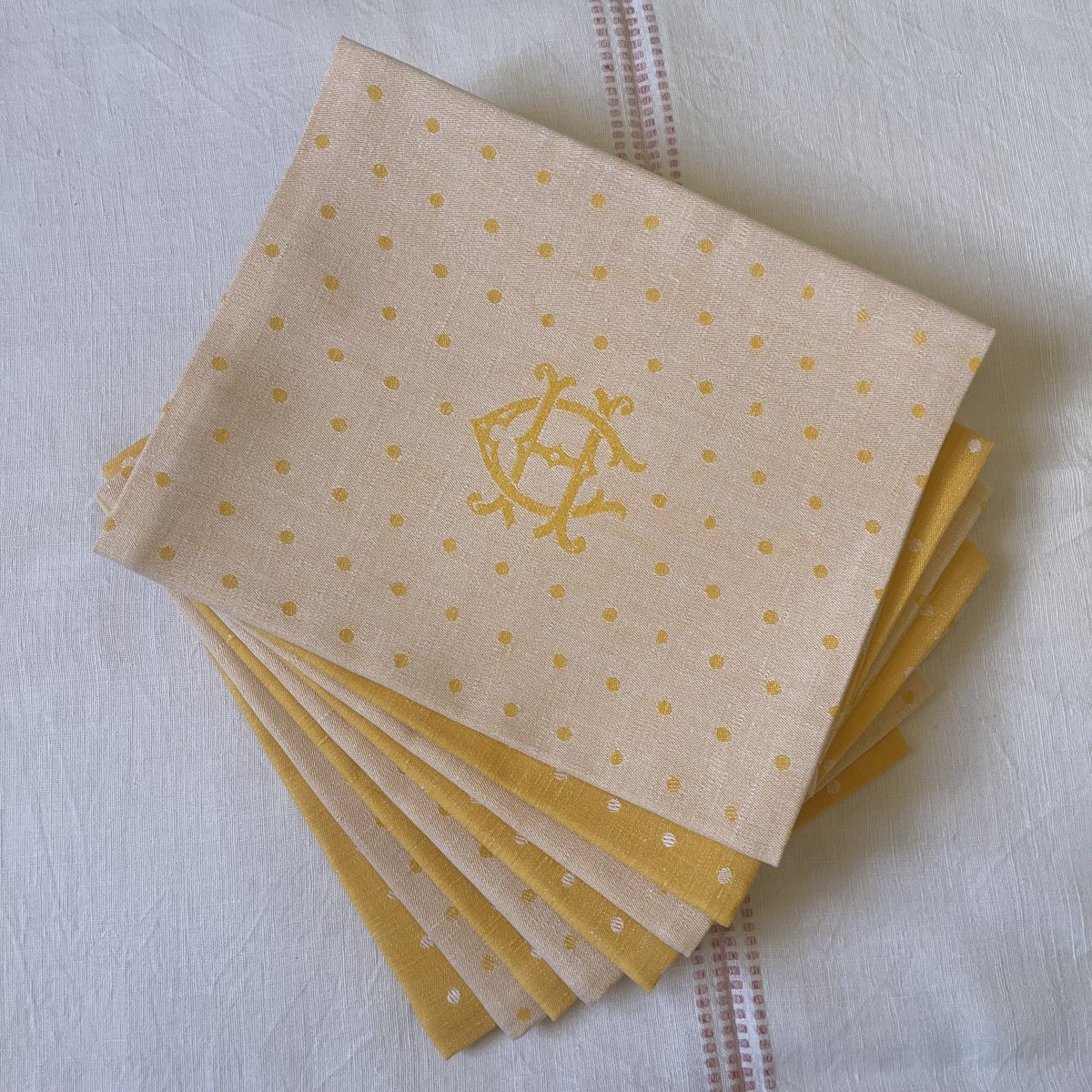 8 serviettes en lin damassé jaune monogrammées CH, début XXe siècle -photo-3
