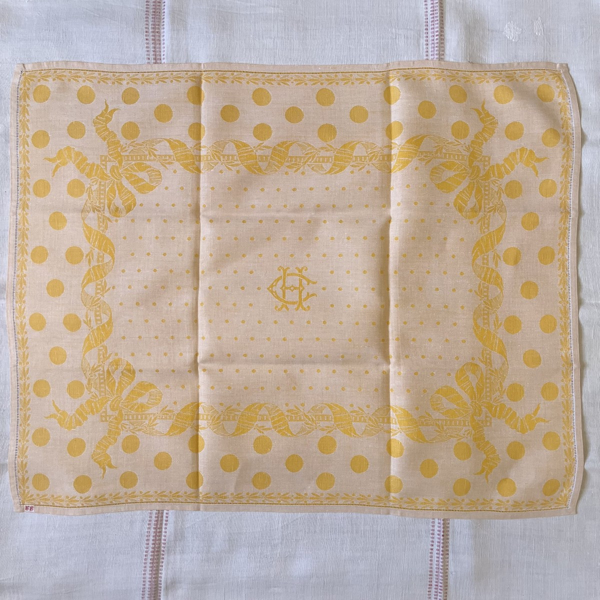 8 serviettes en lin damassé jaune monogrammées CH, début XXe siècle -photo-4