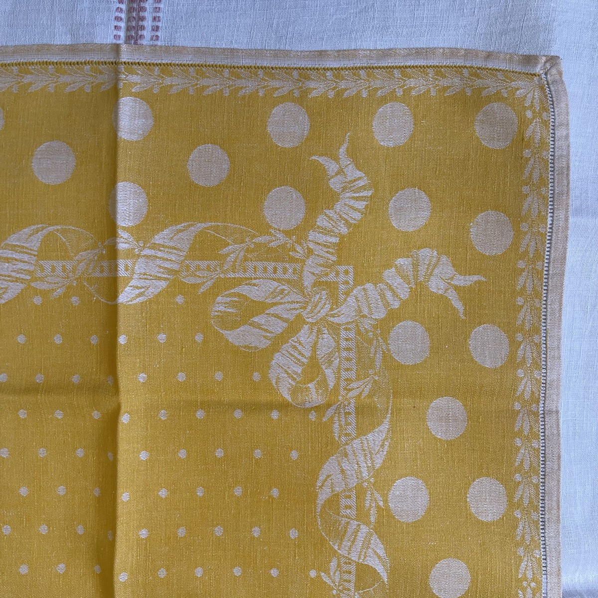 8 serviettes en lin damassé jaune monogrammées CH, début XXe siècle -photo-1