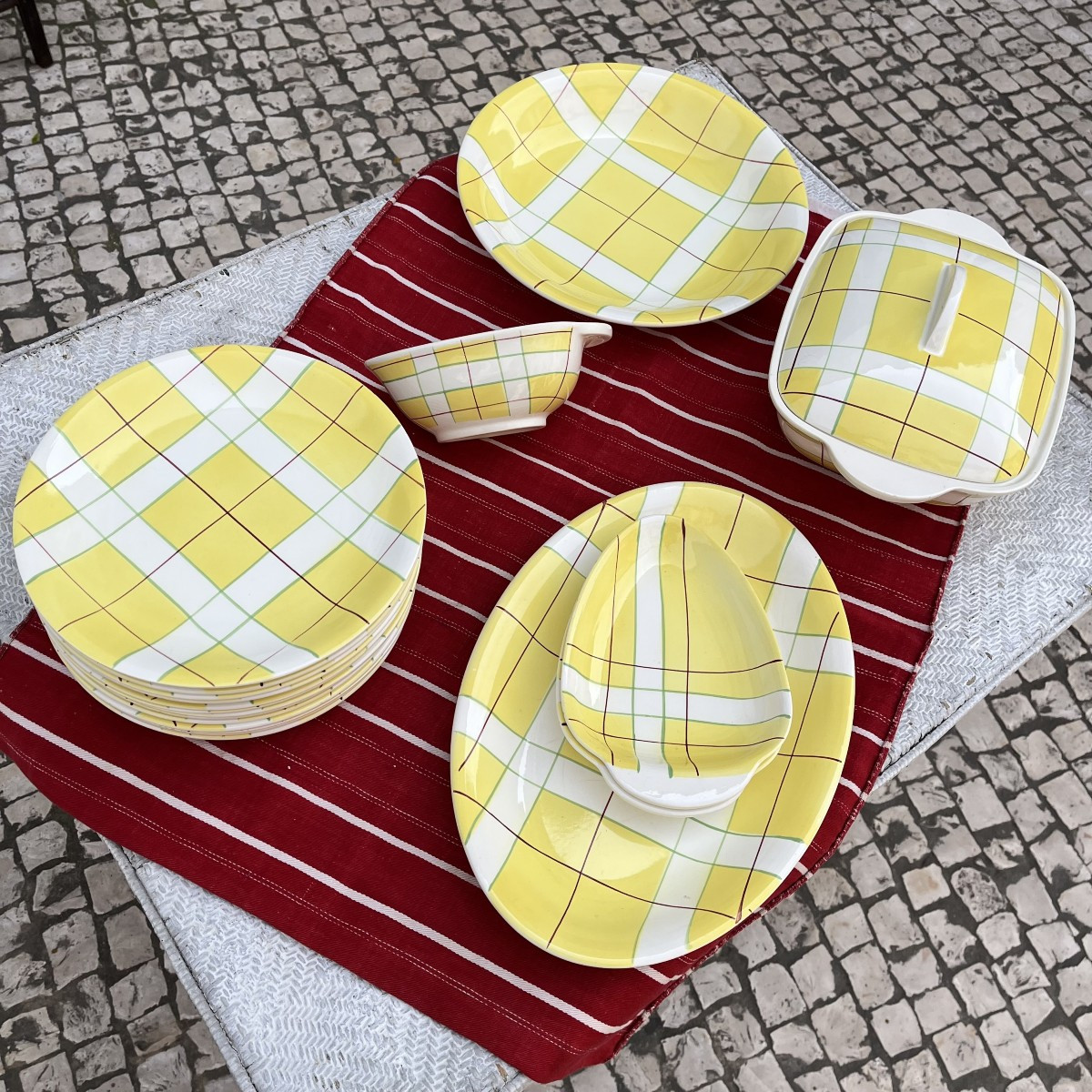 Salins Dinner Service, Hossegor Model, Yellow, 21 Pieces, 1950-60s