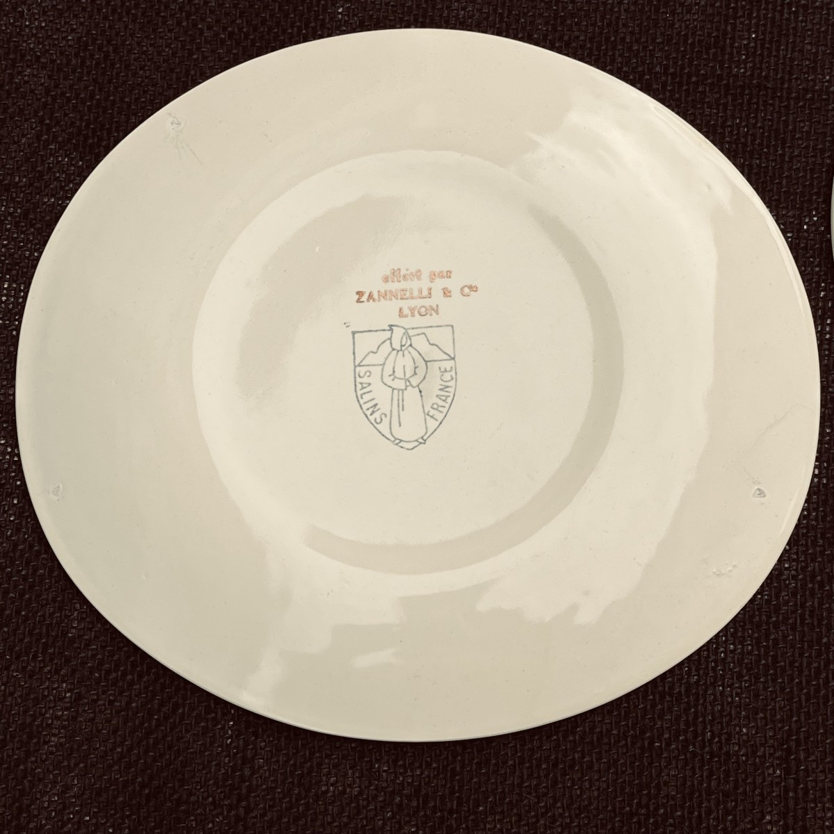 Série de 6 assiettes "le corbeau et le renard " d’Yvonne Cruaz, Salins-photo-3