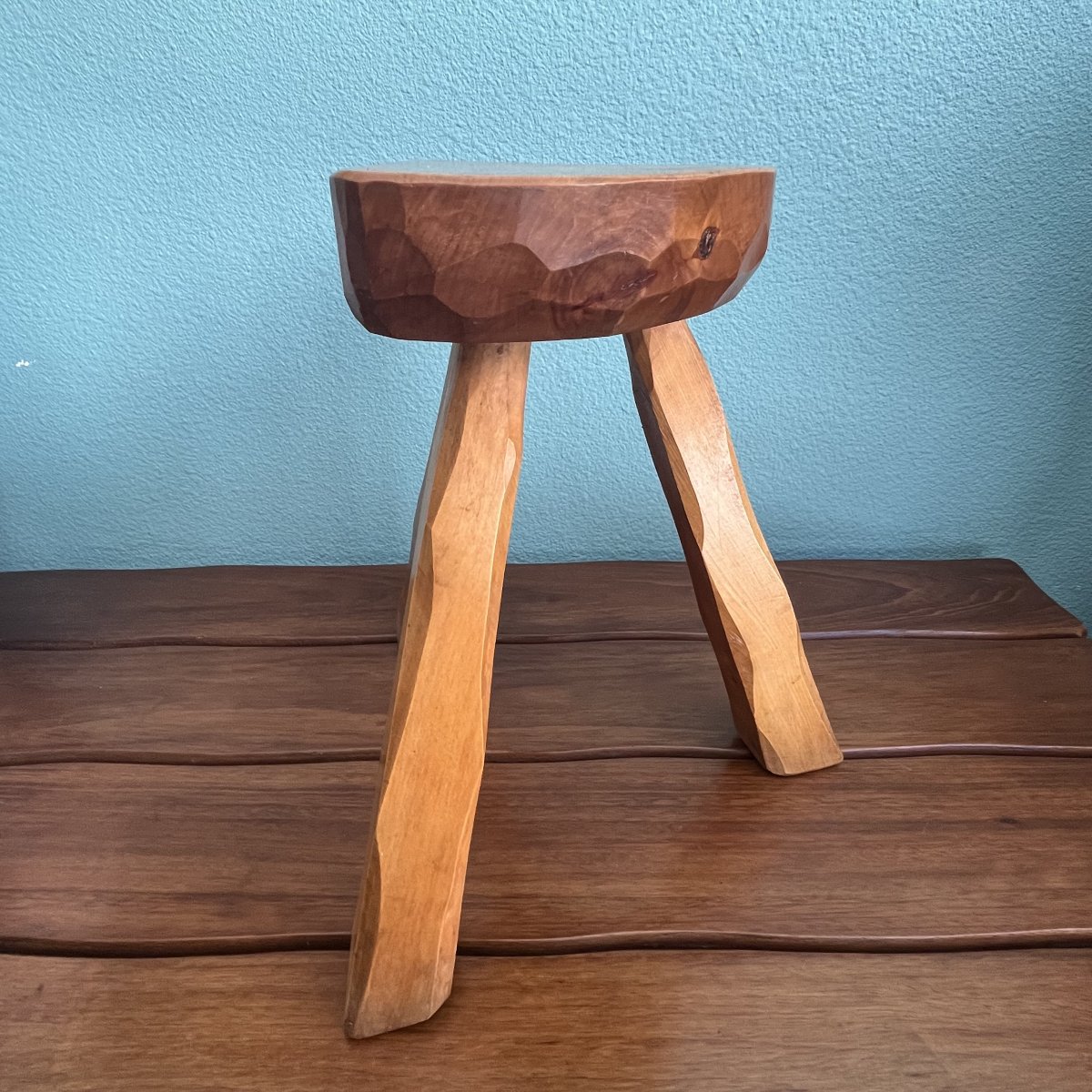 Tabouret brutaliste tripode en sapin 1950-photo-3