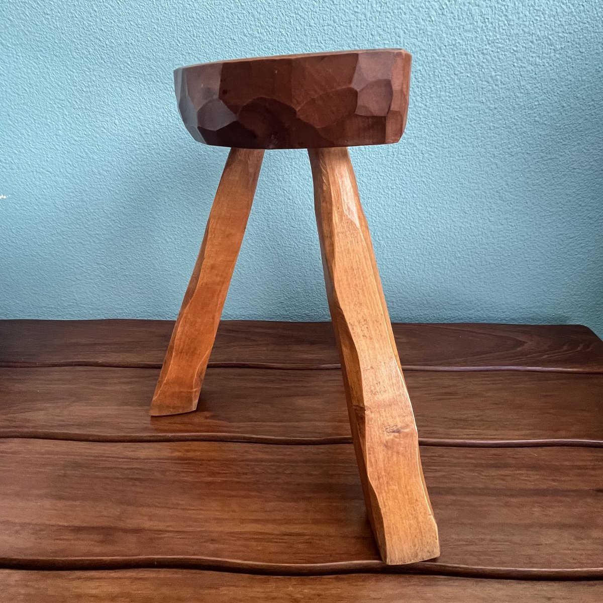Tabouret brutaliste tripode en sapin 1950-photo-4