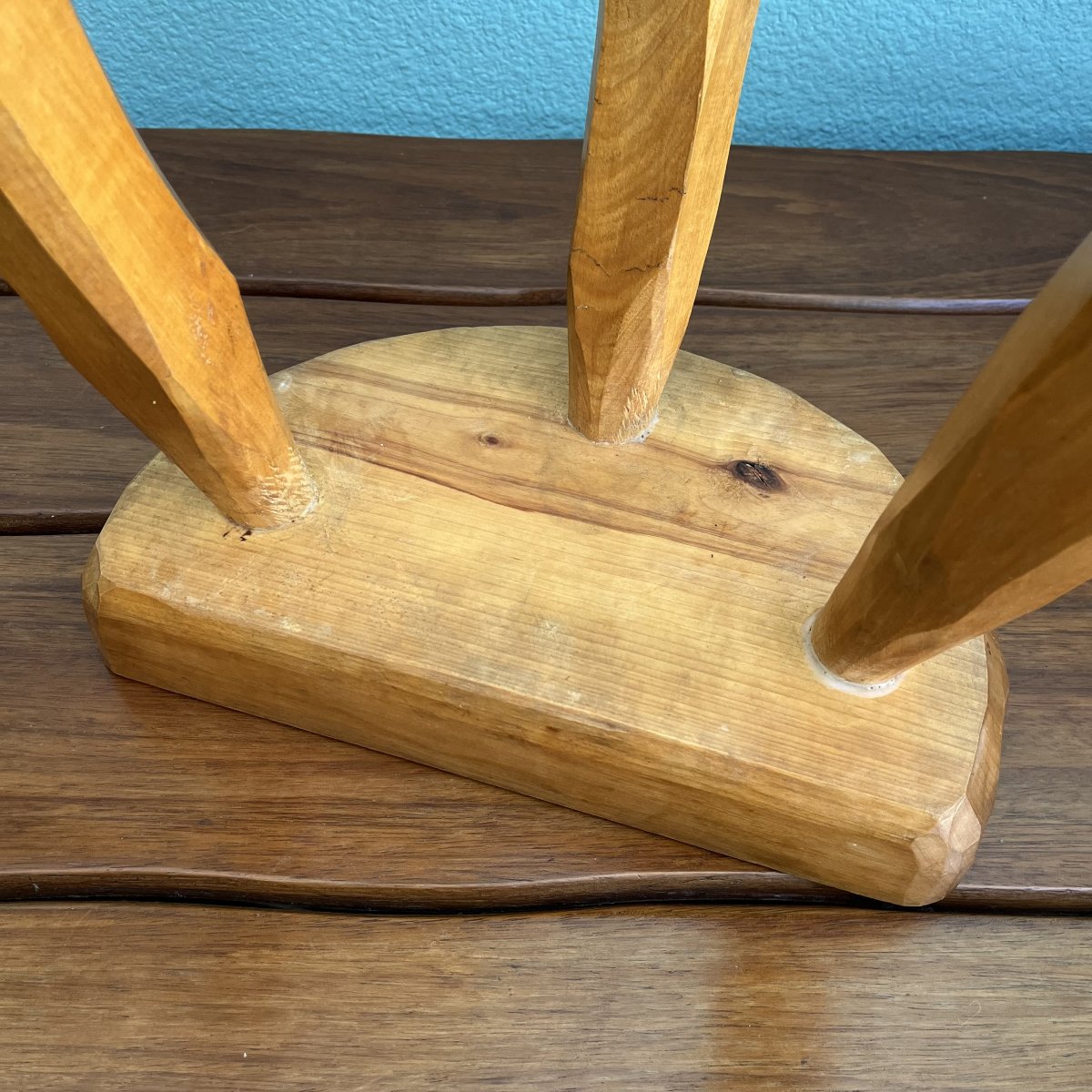 Tabouret brutaliste tripode en sapin 1950-photo-4