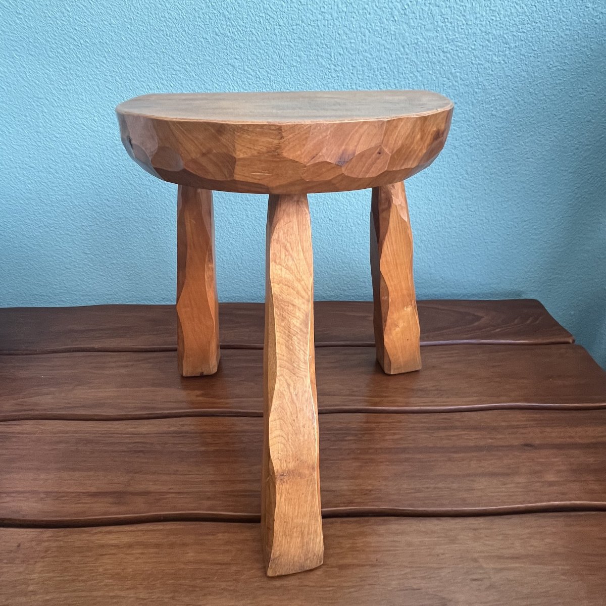 Tabouret brutaliste tripode en sapin 1950