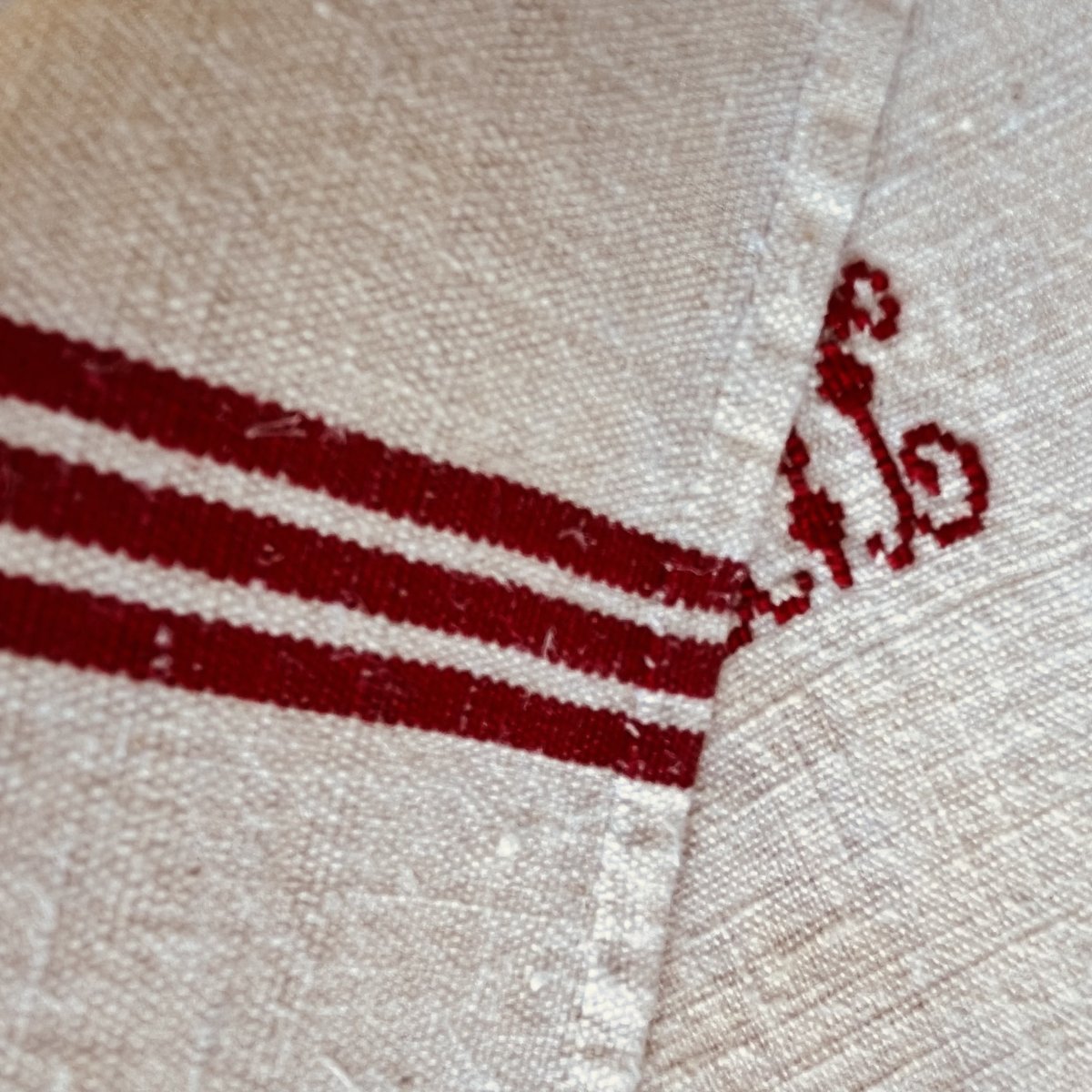 Torchons en lin à liteaux rouges, monogrammés JM, début XXe-photo-1