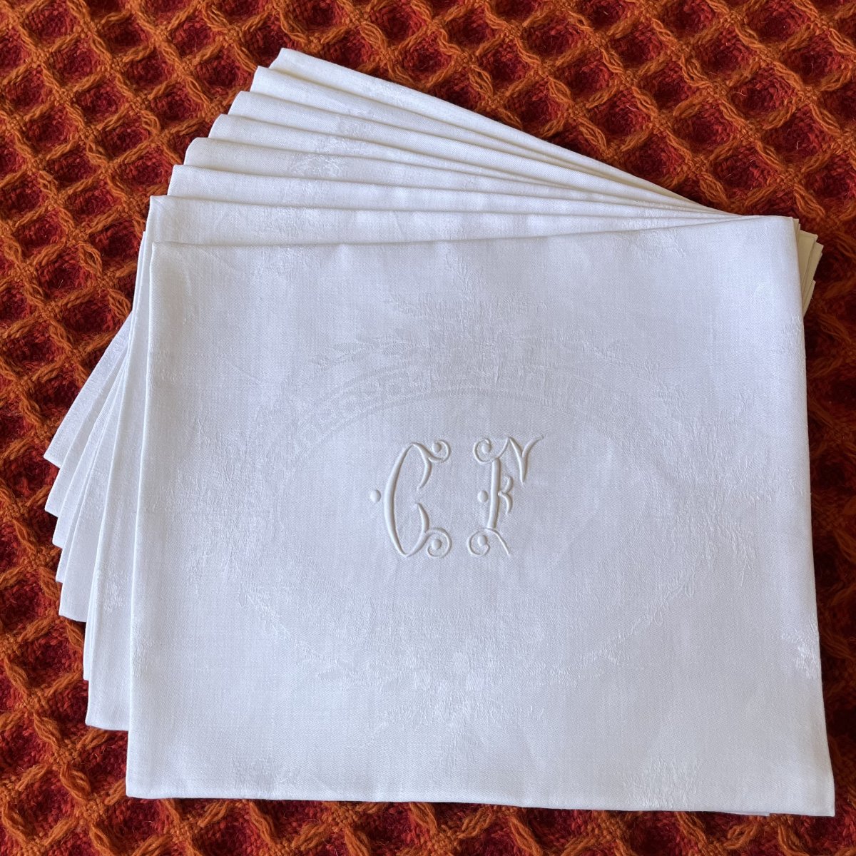 8 serviettes de table en lin monogrammées CF, fin XIX°